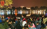Pháo hoa rực rỡ trên bầu trời Hà Nội vào thời khắc giao thừa